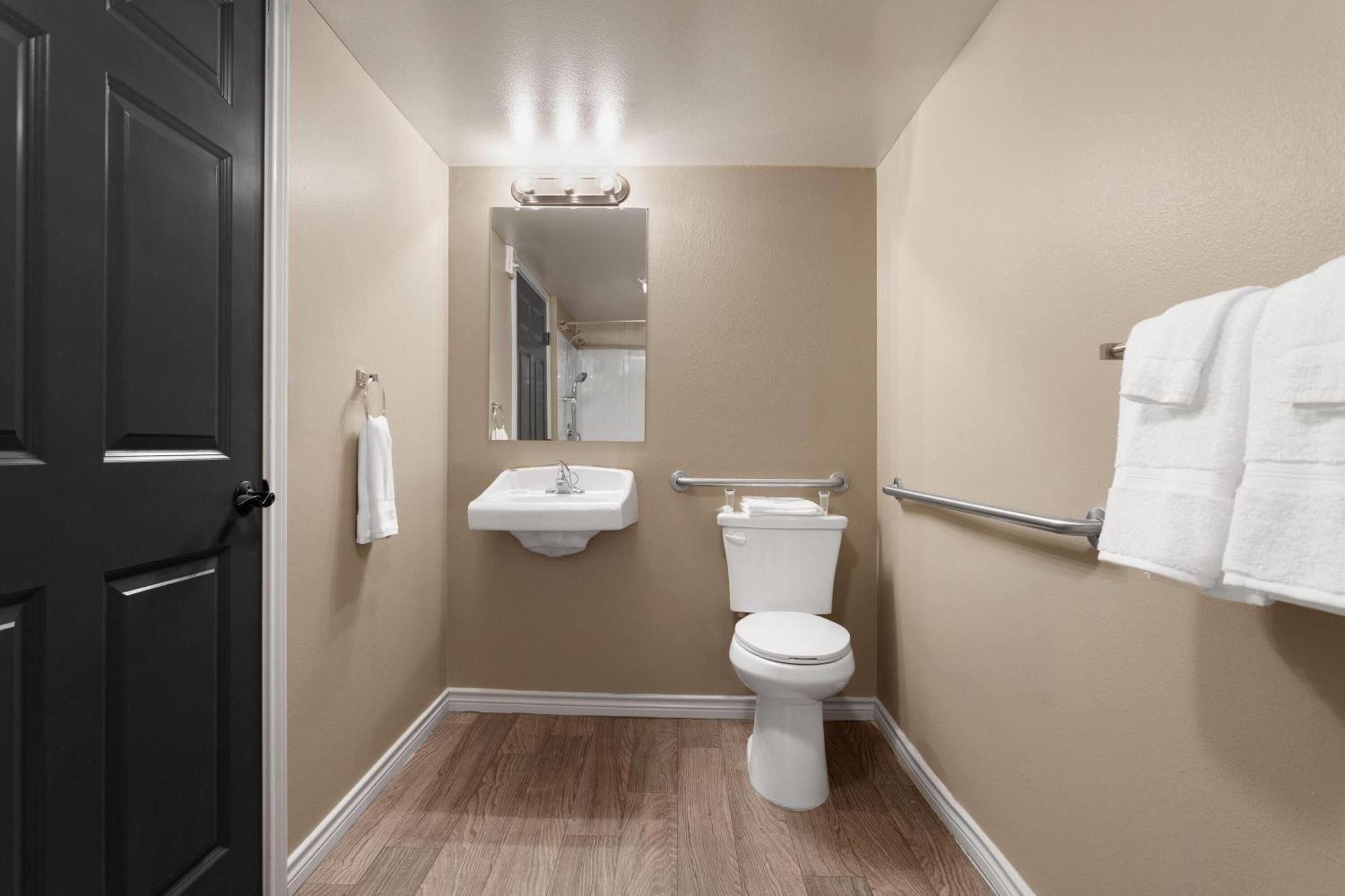 Eagle'S Den Suites Andrews A Travelodge By Wyndham Extérieur photo