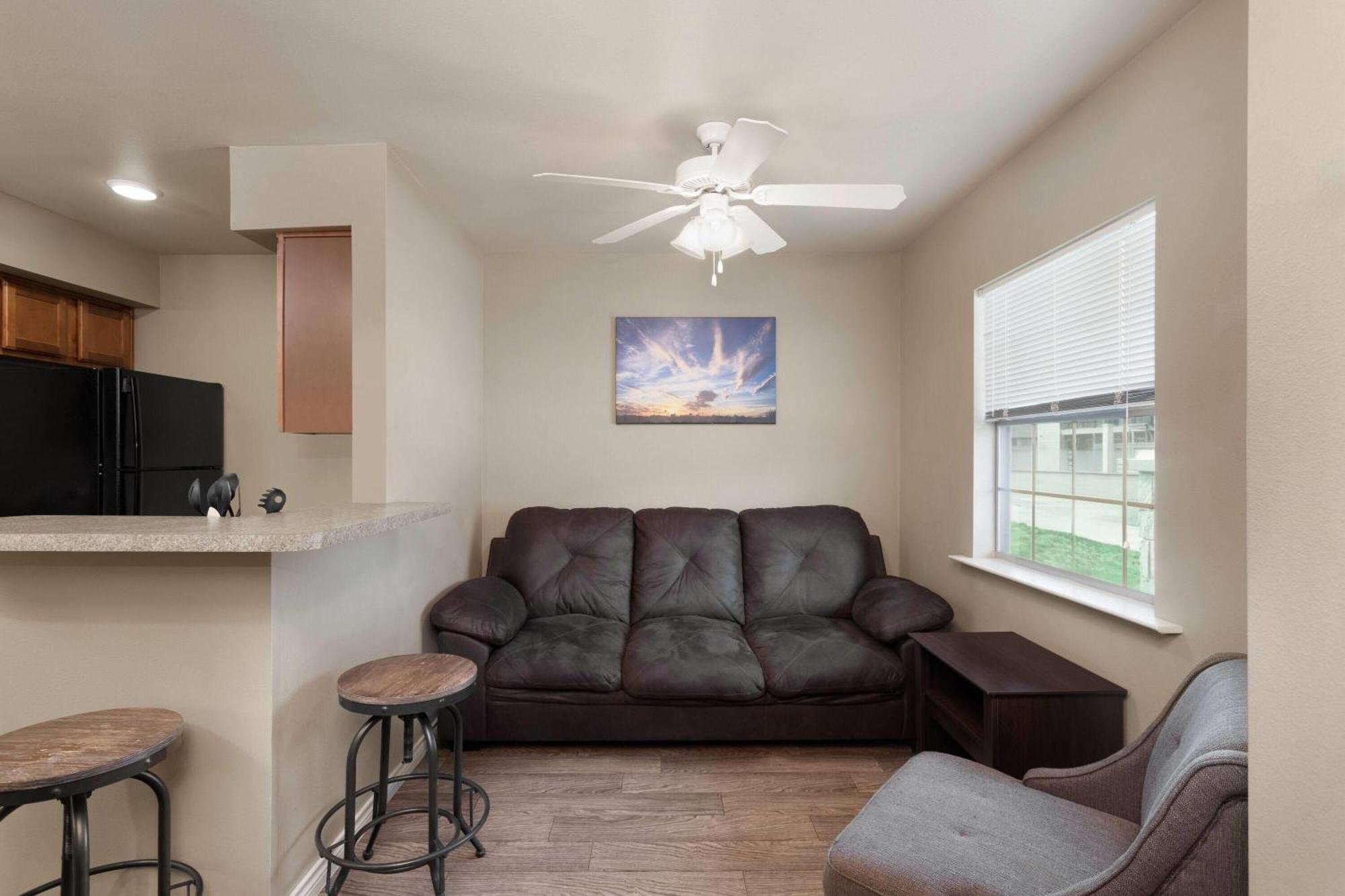 Eagle'S Den Suites Andrews A Travelodge By Wyndham Extérieur photo