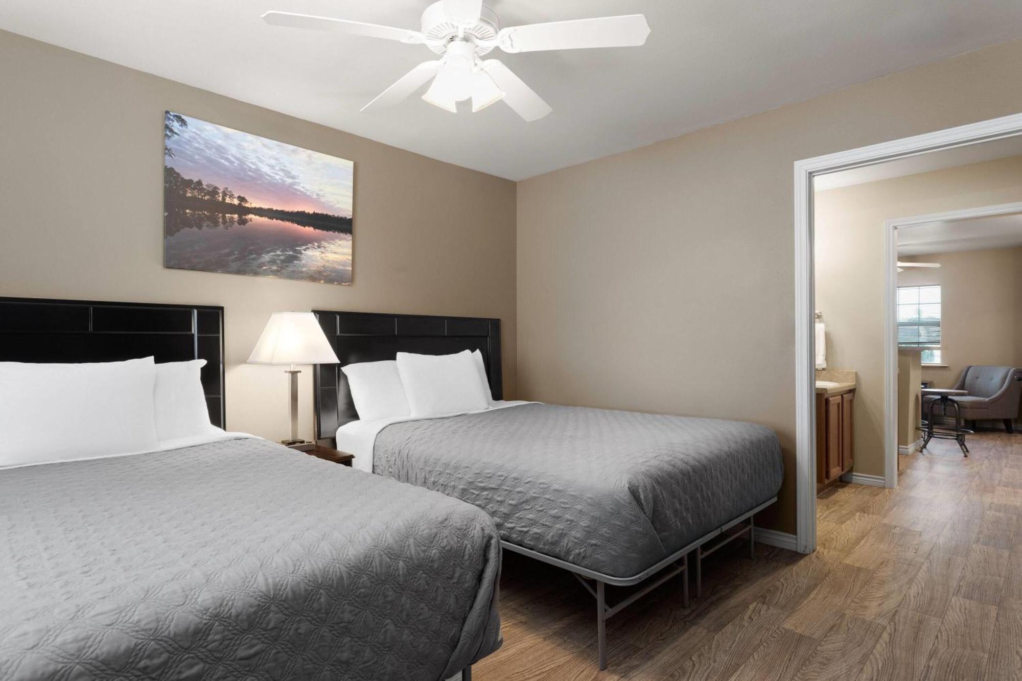Eagle'S Den Suites Andrews A Travelodge By Wyndham Extérieur photo
