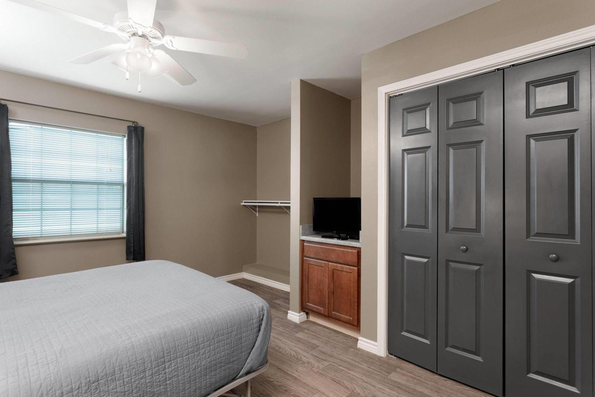 Eagle'S Den Suites Andrews A Travelodge By Wyndham Extérieur photo